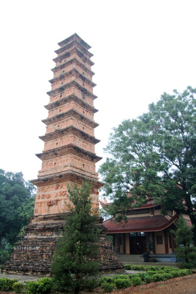 Tháp Bình Sơn với hình khối thanh thoát, đường nét mềm mại, trang trí phong phú điêu luyện, là di tích lịch sử và di tích nghệ thuật có giá trị cao của nước ta. Đây cũng được xem là ngọn tháp đất nung đời Trần cao nhất còn lại đến ngày nay.