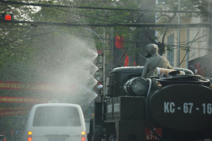 Việc phun khử trùng các tuyến phố nội thành được lực lượng chức năng thực hiện trong 2 ngày, tổng số có khoảng 400km đường phố được phun khử trùng.