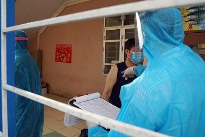 Đưa người nhập cảnh trái phép vào Việt Nam thu lợi 18 triệu đồng: Do muốn về Việt Nam nhưng tránh cách ly nên Lương Thị Xuân đã thỏa thuận với Lê Văn Kiều (SN 1978, trú Hải Phòng) đưa Xuân vượt biên trái phép với giá 5.000 nhân dân tệ (khoảng gần 18 triệu đồng). Kiều đồng ý và bố trí người từ Trung Quốc đưa Xuân đến biên giới, đồng thời cử người tại phía Việt Nam đón Xuân về trung tâm huyện Hải Hà. Ngày 5/5, Kiều và Xuân bị Công an huyện Hải Hà, tỉnh Quảng Ninh bắt giữ. (Ảnh minh họa)