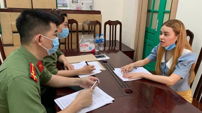 Nữ sinh hưởng lợi 140 triệu đồng để giúp nhóm người Trung Quốc nhập cảnh trái phép: Dù biết rõ việc đưa đón người nước ngoài nhập cảnh Việt Nam trái phép là vi phạm pháp luật nhưng Trần Thị Phương Thảo (22 tuổi, trú huyện Thanh Sơn, Phú Thọ) đã bất chấp pháp luật đưa 17 người Trung Quốc nhập cảnh trái phép để hưởng lợi số tiền khoảng 140 triệu đồng. Ngày 3/5, Thảo bị Công an TP Hà Nội bắt tạm giam để điều tra.