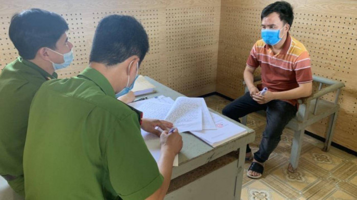 Cán bộ Sở TN&MT “nhận chạy” thủ tục đất, chiếm đoạt hơn 4 tỷ đồng: Nguyễn Tiến Sỹ (SN 1990, trú huyện Lệ Thủy, Quảng Bình - là cán bộ Sở Tài nguyên và Môi trường) đã tự giới thiệu có nhiều mối quan hệ, có thể làm được thủ tục chuyển đổi mục đích sử dụng đất. Do tin tưởng nên ông D. nhiều lần chuyển tiền với tổng số tiền là hơn 4,1 tỷ đồng. Ngày 7/5, Công an tỉnh Quảng Bình cho biết vừa bắt tạm giam Sỹ để điều tra.