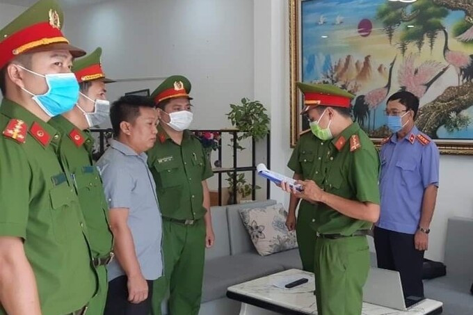 Bắt Giám đốc Công ty Trung Land: Ngày 7/5, Công an tỉnh Bình Thuận đã đến trụ sở công ty ở phường Phú Tài, TP Phan Thiết, thực hiện lệnh bắt tạm giam Cao Đức Trung, Giám đốc Công ty bất động sản Trung Land, thu giữ các tài liệu liên quan. Dù không được chủ khu đất ủy quyền, Trung vẫn lập bảng vẽ phân lô để bán nền để lừa đảo chiếm đoạt tài sản.