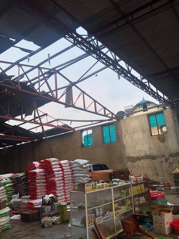 Nhiều gia đình phải bỏ lại tài sản, nhanh chóng tìm chỗ lánh nạn để đảm bảo an toàn.