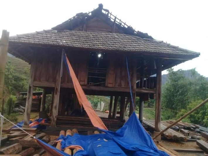 Theo một số người dân tại huyện Mộc Châu, Sơn La cho biết, mưa lớn kèm theo gió lốc rất mạnh kéo dài trong đêm (11/4) đến rạng sáng nay 12/4 đã gây tốc mái, đổ tường nhiều ngôi nhà khu vực này.