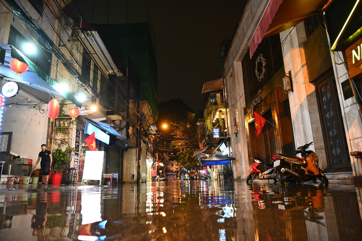 Còn tại Hà Nội, cơn mưa rào đêm giao thừa gây ngập lụt nhiều tuyến phố Hà Nội, đồng thời chính thức mang đợt không khí lạnh đầu tiên trong năm Canh Tý đến với người dân Thủ đô.