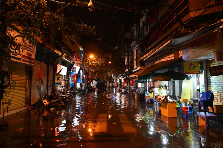 Mặc dù mưa tạnh trước thời khắc giao thừa, tuy nhiên, do lượng nước mưa lớn nên nước ngập tại Tạ Hiện vẫn chưa kịp rút sau thời khắc giao thừa.