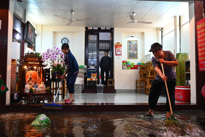 Dù đã bước sang ngày mùng 1 Tết Canh Tý 2020, nhiều người dân vẫn phải quét nước, dọn vệ sinh.