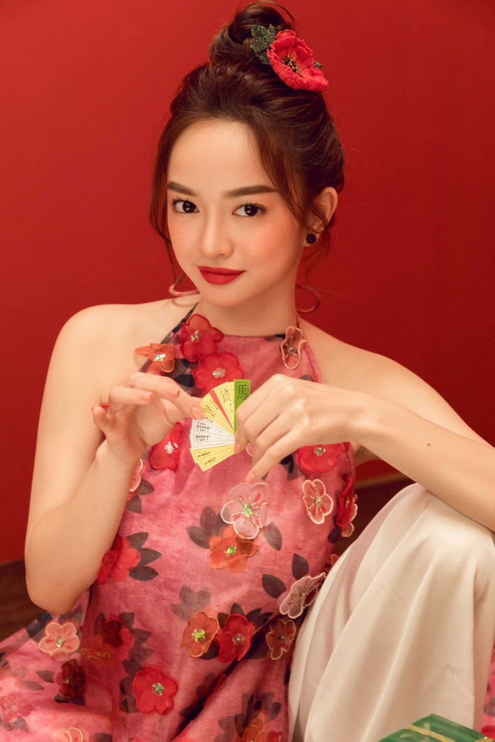 Thần thái tươi trẻ kết hợp với kiểu tóc, họa tiết hoa văn trên trang phục, không gian xuân xưa giúp nữ diễn viên trở nên cuốn hút hơn. Gần đây, Kaity Nguyễn đã phát hành MV, tuyên bố lấn sân sang con đường ca hát nhưng vấp phải nhiều ý kiến trái chiều.