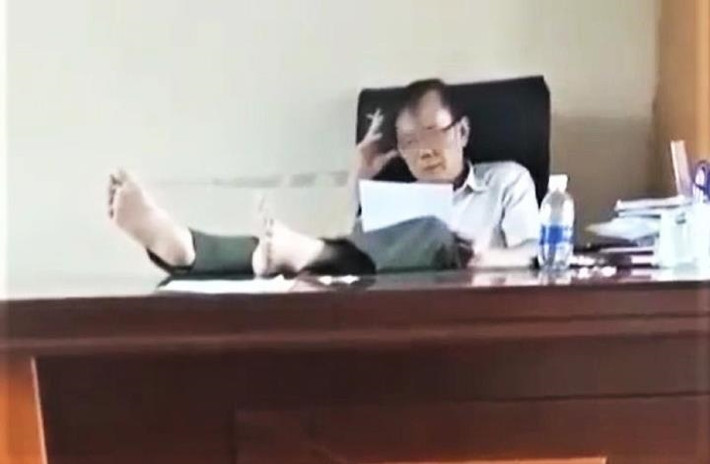 Giáng chức Hạt trưởng kiểm lâm 'gác hai chân lên bàn làm việc': Ngày 21/4, Chi cục Kiểm lâm tỉnh Đắk Nông cho biết đã có quyết định thôi giữ chức vụ lãnh đạo đối với ông Lê Văn Tường, Hạt trưởng Hạt Kiểm lâm huyện Đắk R’Lấp vì hành vi gác chân lên bàn làm. Ông Tường được bố trí giữ chức vụ Phó hạt trưởng Hạt Kiểm lâm huyện Đắk R’Lấp kể từ ngày 25/4.