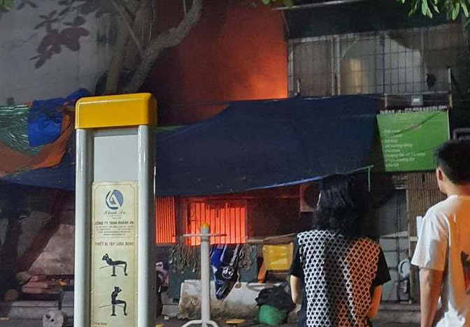 Nguyên nhân vụ cháy khiến 5 người tử vong: Chiều 21/4, lãnh đạo Công an TP Hà Nội cho biết Viện Khoa học hình sự (Bộ Công an) đang phối hợp với Công an quận Đống Đa điều tra nguyên nhân vụ cháy xảy ra tại căn nhà 2 tầng ở ngõ 65 đường Phạm Ngọc Thạch, quận Đống Đa, khiến 5 người tử vong. Bước đầu, cơ quan điều tra nhận định ngọn lửa có thể bắt nguồn từ sự cố chập điện xe máy.