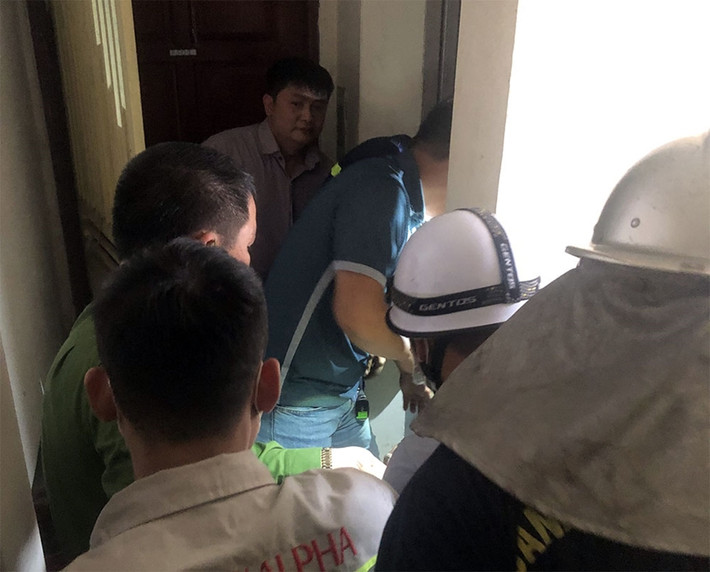 Cháu Đ. rơi xuống tầng 4 thì mắc vào một cây đinh. Phát hiện sự việc, anh Ngô Trọng Đạt (36 tuổi, quê ở Hưng Yên) chui vào hố thang để cứu cháu Đ. nhưng bất thành. Anh này cũng bị mắc kẹt lại bên trong.