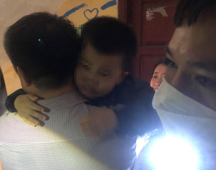 Chỉ huy Đội Cảnh sát PCCC và CNCH Công an quận Nam Từ Liêm cho biết: "Thang máy của nhà này đang bị hỏng, cháu bé dựa vào thì cửa thang bật ra và rơi xuống. Rất may mắn cháu mắc lại tại tầng 4, nếu cháu rơi xuống tận đáy thì không biết chuyện gì xảy ra. Hai nạn nhân được giải cứu an toàn, chỉ bị xây xước nhẹ".