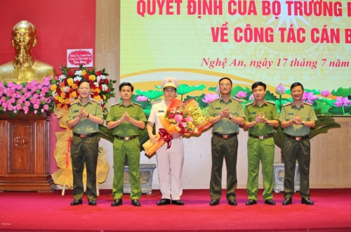 Tại buổi lễ, Thiếu tướng Phạm Thế Tùng - Giám đốc Công an tỉnh Nghệ An đã gửi lời chúc mừng đến Đại tá PGS.TS Trần Hồng Quang - Tân Phó Giám đốc Công an tỉnh Nghệ An. (Ảnh Minh Khôi)