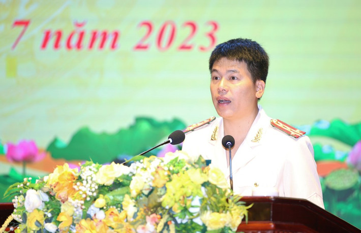 Tại buổi lễ, Đại tá Trần Hồng Quang - Phó Giám đốc Công an tỉnh Nghệ An gửi lời cảm ơn Ban Thường vụ Đảng ủy Công an Trung ương, lãnh đạo Bộ Công an; Thường trực Tỉnh ủy, Ban Thường vụ Tỉnh ủy Nghệ An, đặc biệt là Đảng ủy, lãnh đạo Công an tỉnh Nghệ An đã dành sự tín nhiệm, ủng hộ cao trong quá trình thực hiện quy trình công tác tổ chức cán bộ. (Ảnh Minh Khôi)