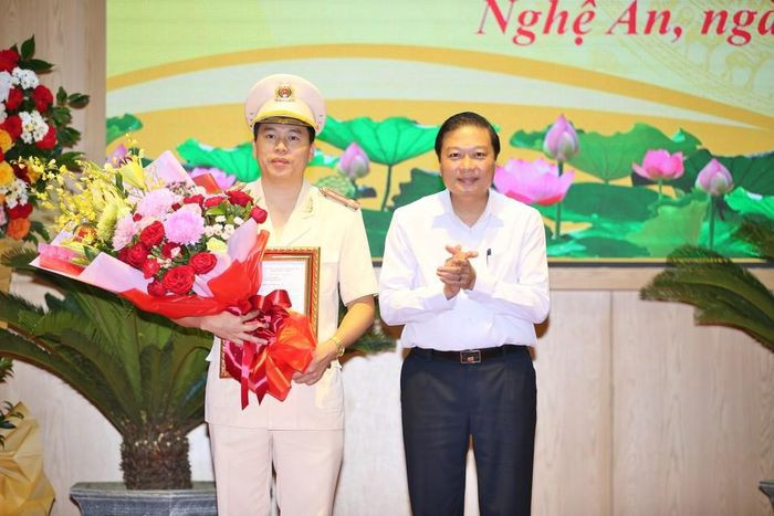 Ngày 17/7, Công an tỉnh Nghệ An tổ chức Lễ công bố Quyết định của Bộ trưởng Bộ Công an về việc luân chuyển, điều động Đại tá. PGS.TS Trần Hồng Quang - Phó Giám đốc Học viện Cảnh sát nhân dân đến nhận công tác và giữ chức vụ Phó Giám đốc Công an tỉnh Nghệ An. (Ảnh Minh Khôi)