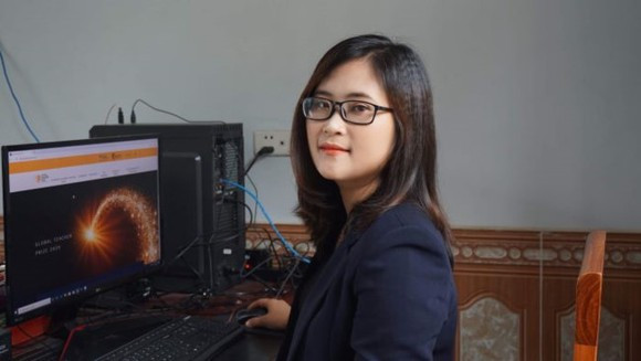 Cô cũng dành thời gian dạy học miễn phí cho trẻ em tại khu ổ chuột của Ấn Độ, trẻ em ở Nam Phi cho đến các lớp học trực tuyến tại California, Mỹ. Những diễn đàn kết nối này là nơi cô tích cực lan tỏa và chia sẻ sáng kiến tới nhiều đồng nghiệp trên khắp mọi miền.