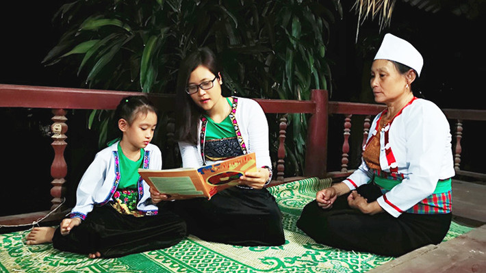 Cô Phượng tham gia nhiều hoạt động từ thiện như dạy học miễn phí cho học sinh trong và ngoài nước, thư viện hạnh phúc miễn phí cho học sinh... đạt học bổng toàn phần của Bộ Ngoại giao Hoa Kỳ SEAYLP dành cho giáo viên năm 2020. Đồng thời, cô được công nhận là chuyên gia giáo dục sáng tạo của Tập đoàn Microsoft (MIE Expert) năm 2020.