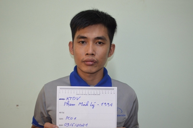 Côn đồ nhậu say đâm chết bạn em vợ: Sau khi nhậu, Phạm Minh Lý (SN 1994, quê Long An) về phòng trọ ở TP Thuận An (Bình Dương) xảy ra mâu thuẫn với vợ là chị Nguyễn Ngọc L. Lúc này, anh Nguyễn Hoàng T. (em trai của chị L.) đã gọi điện cho bạn là Phùng Bá P. (SN 2001, ngụ TP HCM) nhờ đến để đánh dằn mặt Lý. Khi anh P. đến phòng trọ thì xảy ra mâu thuẫn với Lý, đối tượng dùng dao đâm chết nạn nhân. Ngày 10/6, Lý bị Công an tỉnh Bình Dương tạm giữ.