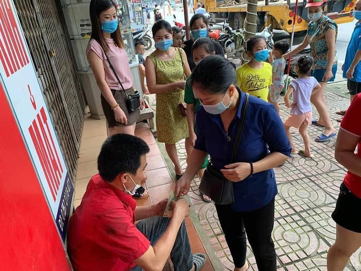 Hơn 1 ngày qua đã có rất nhiều người trên mọi miền Tổ quốc liên tục gọi điện hỏi thăm, động viên anh sớm vượt qua chuyện này. Khuya 9/6, nhiều người khi gọi điện hỏi thăm muốn ngỏ ý gửi tiền ủng hộ, giúp đỡ anh Pháp cũng thông báo đã nhận đủ ân tình của mọi người.