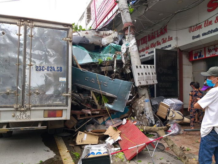 Khi đánh lái gấp sang bên phụ bên trái đường thì ở vỉa hè có những nắp cống nên chiếc xe lao lên nắp cống và sập xuống. Lúc này, anh Pháp bị bật khỏi vô lăng và lưng với đầu đập vào ghế phụ bên phải. Sau đó, chiếc xe hoàn toàn bị mất lái và trượt dài khoảng gần 200 mét. Bước đầu xác định thiệt hại gồm 13 xe máy, nhiều tủ lạnh, máy lạnh, máy lọc nước, 2 cửa cuốn, 2 cửa kính thủy lực và một cột điện 220KV. Thiệt hại ban đầu ước tính khoảng 800 - 900 triệu.