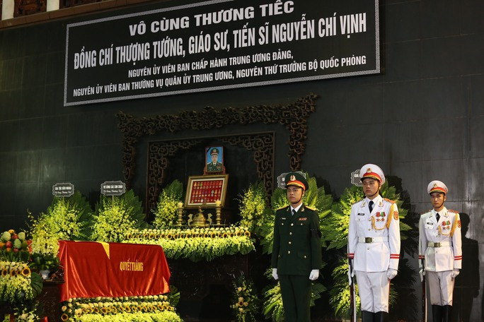 Tổng Bí thư Nguyễn Phú Trọng, nguyên Tổng Bí thư Nông Đức Mạnh... gửi vòng hoa viếng Thượng tướng Nguyễn Chí Vịnh. (Ảnh Người lao động)