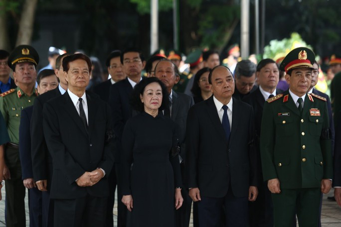 Đoàn Ban Bí thư Trung ương Đảng do bà Trương Thị Mai, Ủy viên Bộ Chính trị, Thường trực Ban Bí thư, Trưởng Ban Tổ chức Trung ương làm trưởng đoàn vào viếng. Tham gia đoàn có nguyên Chủ tịch nước Nguyễn Xuân Phúc, nguyên Thủ tướng Nguyễn Tấn Dũng, nguyên Phó Thủ tướng Thường trực Chính phủ Trương Hoà Bình...(Ảnh Người lao động)