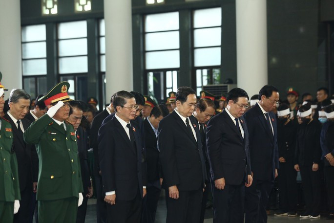 Đoàn Quốc hội do ông Vương Đình Huệ, Ủy viên Bộ Chính trị, Chủ tịch Quốc hội, làm trưởng đoàn vào viếng. (Ảnh Người lao động)
