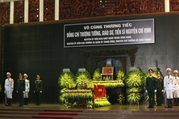 Sáng 18/9, tại Nhà tang lễ quốc gia - số 5 Trần Thánh Tông (Hà Nội), Ban Chấp hành Trung ương Đảng; Quân ủy Trung ương - Bộ Quốc phòng đã tổ chức trọng thể lễ viếng và lễ truy điệu Thượng tướng Nguyễn Chí Vịnh, nguyên Ủy viên Trung ương Đảng, nguyên Ủy viên Thường vụ Quân ủy Trung ương, nguyên Thứ trưởng Bộ Quốc phòng, theo nghi thức Lễ tang Cấp cao. (Ảnh Người lao động)