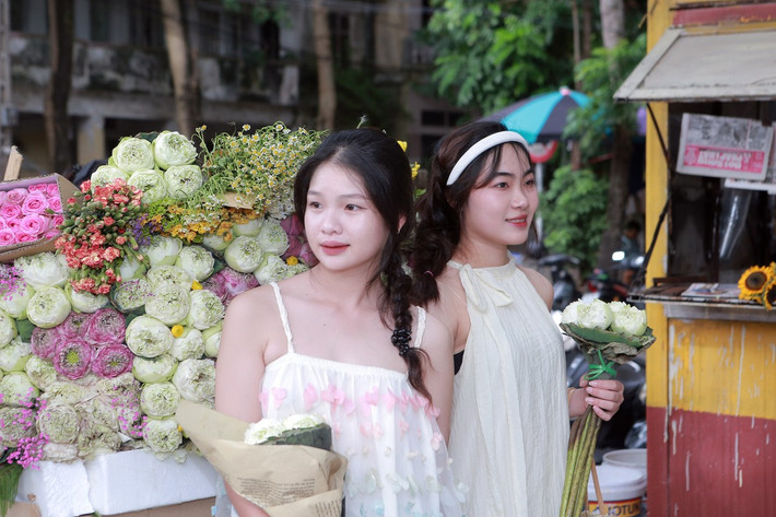 Những thiếu nữ khoe sắc bên xe chở hoa đa sắc màu