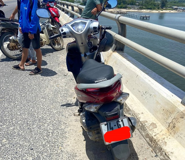 Nghi vấn cô gái bỏ lại đồ dùng trên cầu và nhảy xuống sông: Ngày 23/6, tại cầu Cửa Việt (thị trấn Cửa Việt, huyện Gio Linh, tỉnh Quảng Trị) nghi ngờ xảy ra vụ việc một cô gái bỏ lại xe máy và đồ dùng cá nhân rồi nhảy cầu. qua kiểm tra đồ đạc cô gái bỏ lại, lực lượng chức năng phát hiện giấy tờ tùy thân mang tên L.Đ.T.C.N. (SN 1997, địa chỉ Cam Thủy, Cam Lộ, Quảng Trị). Hiện, lực lượng chức năng đang tìm kiếm cô gái này.