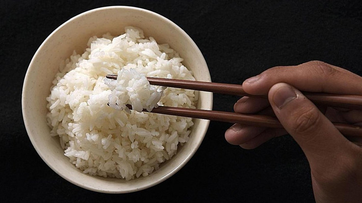 Tại cơ quan điều tra, trước những bằng chứng hết sức thuyết phục, Nguyễn Văn Tin đã phải cúi đầu nhận tội. Theo lời khai của Tin, khoảng 20h30 ngày 26/2, sau khi ăn cơm tại nhà bố đẻ là Nguyễn Văn Hải (SN 1970) trở về, Tin gặp cháu Nguyễn Thị Ba trước cổng nhà ông Lường Văn Duyên. Tại đây, cháu Ba hỏi mượn điện thoại của Tin để nhắn cho bạn. Sau đó, Tin về nhà gọi ông Duyên đến uống rượu. (Ảnh minh họa, nguồn internet)