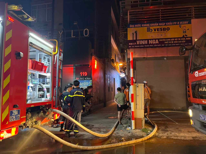 Thông tin ban đầu, khoảng 0h30 ngày 24/5, tại ngõ 43 ngách 98 ngõ 119 Trung Kính xảy ra cháy trong một khu nhà trọ. Đám cháy kèm theo lửa lớn bùng lên dữ dội,, người dân khu vực còn nghe thấy nhiều tiếng nổ.
