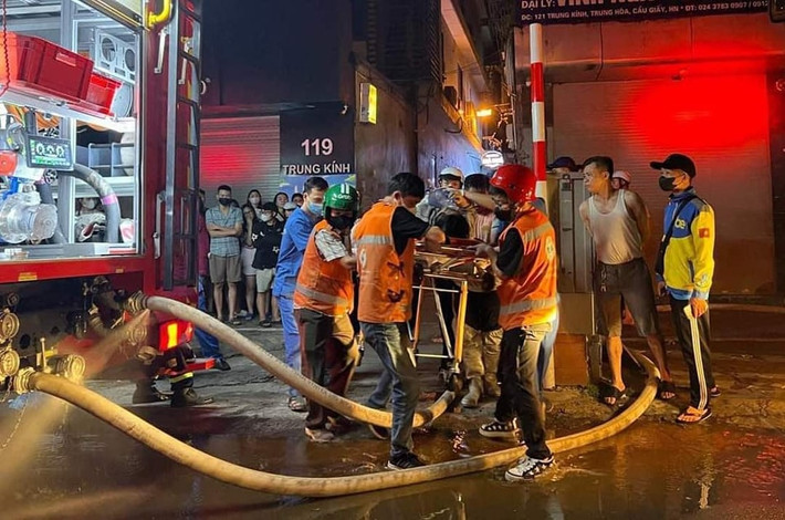 Công an thành phố cũng nhanh chóng chi viện hàng chục phương tiện tới. Xe cứu thương 115 cũng ứng trực trên phố Trung Kính nhanh chóng đưa người bị nạn cấp cứu.