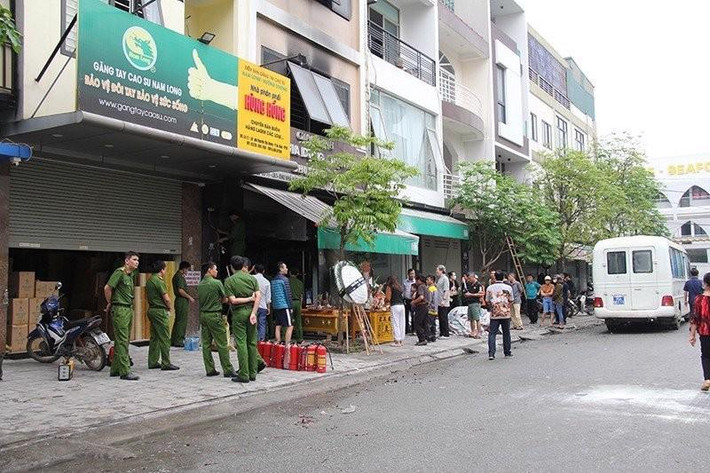 Cháy nhà lúc rạng sáng, 2 bé gái tử vong thương tâm: Rạng sáng 16/4, xảy ra vụ cháy nhà thương tâm tại một ngôi nhà 3 tầng trên đường Nguyễn Văn Huyên, phường Ba Đình, TP Thanh Hóa. Lực lượng cứu nạn cứu hộ đã triển khai máy cắt qua thang để phá dỡ khung sắt cửa sổ tầng 2, tiếp cận cứu được 3 người. Riêng hai nạn nhân ở hành lang tầng tum, khi cảnh sát PCCC tiếp cận được thì đã đã tử vong. Hai nạn nhân tử vong là cháu NNA (4 tuổi) và NTND (8 tuổi).