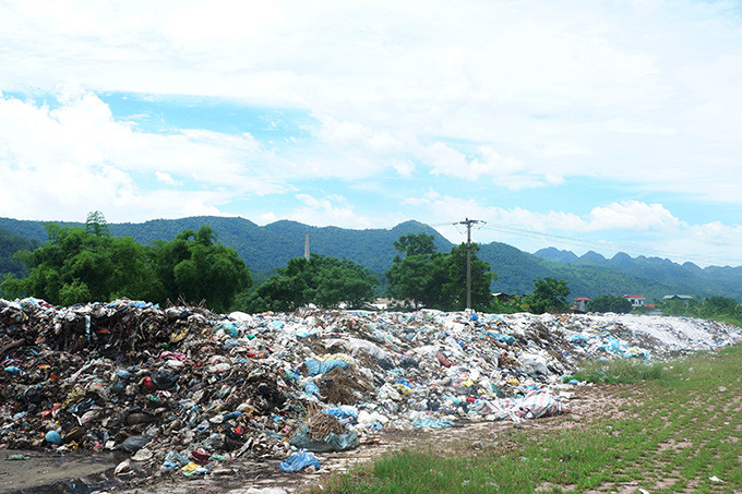 Một bãi rác khổng lồ hàng dài hàng chục mét gần quảng trường Hòa Bình, bốc mùi hôi thối nồng nặc, khiến cuộc sống của các hộ dân bị ảnh hưởng nghiêm trọng.