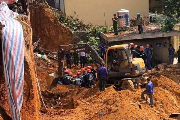 Theo đó, vụ sập công trình khiến 4 người tử vong xảy ra vào khoảng 9h30h ngày 1/9, tại khu vực công trường nằm trong khuôn viên Trung tâm Kỹ thuật tổng hợp - Hướng nghiệp dạy nghề tỉnh Phú Thọ, trong quá trình thi công tường rào kè ngăn sạt lở đã xảy ra vụ sạt lở đất làm 4 người tử vong.