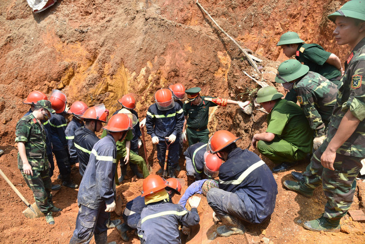 Cơ quan Cảnh sát điều tra Công an tỉnh Phú Thọ đã chủ trì tiến hành khám nghiệm hiện trường, khám nghiệm tử thi, bước đầu xác định, các nạn nhân tử vong do đa chấn thương, ngạt thở do bị đất đá vùi lấp.