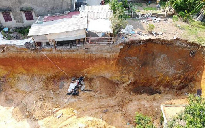 Sau khi xảy ra vụ việc, sáng 3/9, bà Vũ Thị Thúy Hồng, PGĐ chuyên môn Trung tâm KTTH - Hướng nghiệp tỉnh Phú Thọ cho biết, chuẩn bị cho lễ khai giảng trước năm học mới, Trung tâm xin chủ trương của Sở GDĐT tỉnh Phú Thọ để dọn dẹp. Sau khi có chủ trương, Trung tâm đã thuê người đứng ra làm đầu mối thuê các lao động tự do đến dọn dẹp. Khu vực xảy ra vụ việc đã nhiều lần xảy ra sụt lún do nền đất yếu.