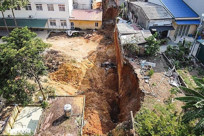 Tiếp đó, Cơ quan CSĐT Công an tỉnh Phú Thọ đã ra quyết định khởi tố bị can đối với Lê Quang Hưng, sinh năm 1980, thường trú tại Khu Quang Trung, phường Gia Cẩm, thành phố Việt Trì, tỉnh Phú Thọ về tội “ Vi phạm quy định về an toàn lao động, vệ sinh lao động, về an toàn ở nơi đông người” quy định tại Khoản 3, Điều 295 Bộ luật Hình sự.