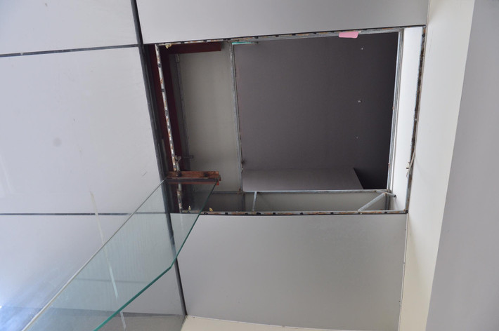 Chiều cùng ngày, phóng viên ghi nhận tại hiện trường tòa nhà HH1B, khu vực xảy ra sự cố đã được quây hàng rào cảnh báo, hạn chế người dân đi vào. Ông Nguyễn Trọng Luật, bảo vệ chung cư, kể khoảng gần 18h ngày 27/3, ông đang trực ở sảnh lễ tân thì có 2 người rơi xuyên qua trần nhà xuống đất.