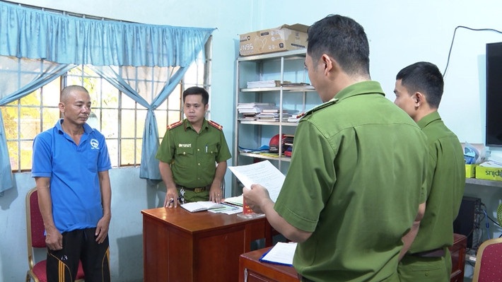 Đâm chết người vì đi đòi món nợ 1,7 triệu đồng giùm bạn: Trong lúc nhậu với bạn và nghe nói có cho người khác mượn 1,7 triệu đồng nhưng mãi không đòi được, Lê Thái Dương (SN: 1980, ngụ xã Long Phú, huyện Tam Bình, tỉnh Vĩnh Long) sau đó đi đòi nợ giúp và dùng dao đâm chết người. Ngày 22/6, Công an tỉnh Vĩnh Long cho biết đang tạm giữ đối tượng này để điều tra, làm rõ.