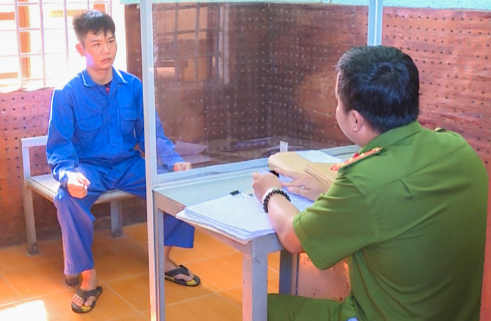 Chém hai bạn nhậu trọng thương: Trong lúc ngồi nhậu, Lê Quốc Trường (SN 1997, trú huyện Trà Ôn, Vĩnh Long) xảy ra mâu thuẫn với bạn nhậu là ông Thạch Văn Út (SN 1966) và Phạm Văn Sơn (SN 1970, trú cùng huyện). Trường đã cầm dao đâm hai người trong bàn bị thương. Ngày 22/6, Công an huyện Trà Ôn cho biết đã khởi tố, bắt tạm giam Trường.