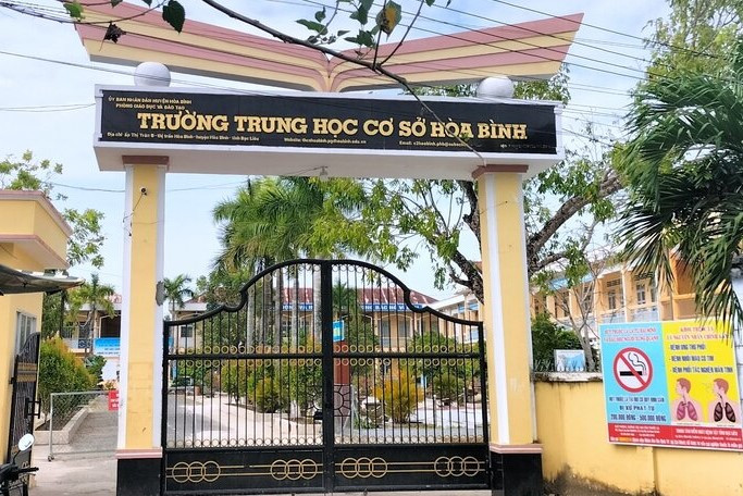 Thầy giáo đánh hàng chục học sinh bị kỷ luật: Ngày 16/1, đại diện cha mẹ học sinh lớp 9 của Trường THCS Hòa Bình (Bạc Liêu) cho biết, họ không đồng tình trước việc xử lý thầy giáo V.Q.H (giáo viên dạy môn Toán) khi đánh học sinh ngay trong lớp học. Theo đó, thầy giáo này đã đánh hàng chục học sinh. Phòng GD&ĐT huyện Hòa Bình điều giáo viên này về trường khác mà không có hình thức kỷ luật nào. Trưởng phòng GD&ĐT khẳng định đây là hình thức kỷ luật vì từ một trường trung tâm về trường vùng sâu.