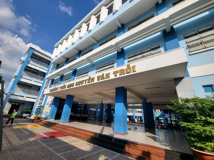 Kỷ luật cảnh cáo giáo viên đánh học sinh gãy ngón tay: Chiều 4/10/2023, khi đi học về, con chị V.T.T (trú quận Tân Bình, TP HCM) kêu bị đau nhức ngón tay rất nhiều. Ba mẹ kiểm tra, thấy bàn tay bên phải của bé có hiện tượng sưng. Sau khi gặng hỏi, bé M.K kể, bị cô giáo chủ nhiệm Trường tiểu học Nguyễn Văn Trỗi đánh bằng cây gõ nhạc cụ. Đến sáng 5/10, chị V.T.T đưa con đi khám và được xác định gãy xương ở vị trí nền của xương đốt ngón gần ngón 4 xương bàn tay phải. Hội đồng kỷ luật của Trường tiểu học Nguyễn Văn Trỗi đã họp, thống nhất quyết định kỉ luật bằng hình thức cảnh cáo cô N.T.S.