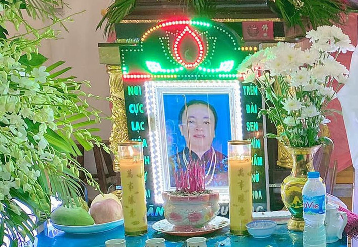 Bật nắp quan tài, công an giật mình thấy 3 bao cát: Thấy nhiều điều khuất tất trong cái chết của bà Trần Thị Tuyến (khoảng 60 tuổi, ở Sóc Trăng), Công an đã mở nắp quan tài để khám nghiệm tử thi thì bất ngờ phát hiện thấy có 3 bao tải cát. Công an tỉnh Sóc Trăng sau đó đã tìm được bà Tuyến và mời về trụ sở, nguyên nhân ban đầu xác định, do nợ nần không có tiền trả nên bà làm đám tang giả để trốn nợ.
