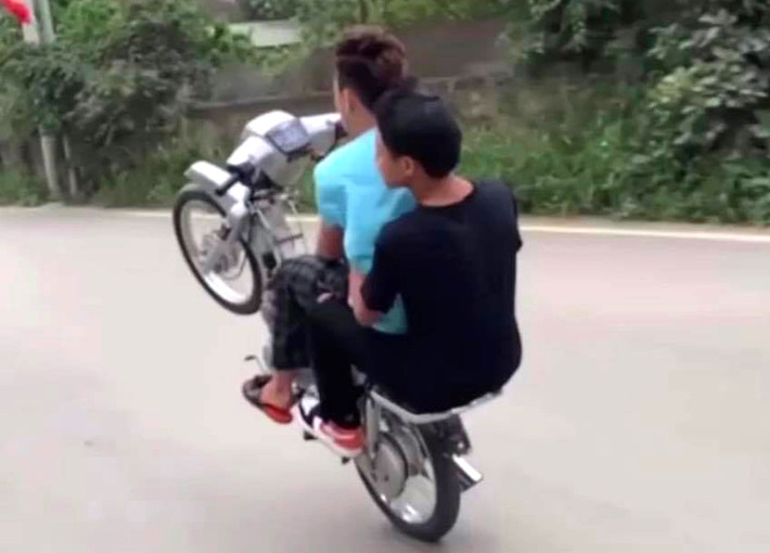 ‘’Bốc đầu’’ xe máy nam thanh niên bị phạt 4 triệu: Ngày 31/3, Công an huyện Thạch Thất (Hà Nội) đã ra quyết định xử phạt Đ.A.T (SN 2006) 4 triệu đồng có hành vi điều khiển xe máy “bốc đầu” không đội mũ bảo hiểm khi tham gia giao thông.
