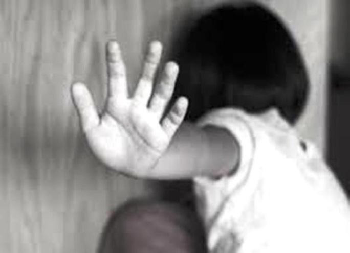 2 bé gái bị người tình của mẹ hiếp dâm nhiều lần: Nguyễn Minh Hiếu (35 tuổi) sau khi bị lộ chuyện hiếp dâm 2 người con riêng của vợ hờ nhiều lần (ở TP Thủ Dầu Một, Bình Dương) đã đến trụ sở công an đầu thú khai nhận hành vi phạm tội. Ngày 31/3, Công an TP Thủ Dầu Một cho biết đang tạm giữ Hiếu để điều tra.