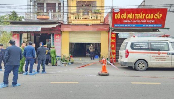 Theo hồ sơ vụ án, một đêm cuối tháng 12/2022, người dân thôn Ngòi, xã Mao Điền, huyện Thuận Thành (tỉnh Bắc Ninh) bị đánh thức bởi tiếng la thất thanh. Phía ngôi nhà của vợ chồng ông Nguyễn Thế G. cửa mở tung, bà Nguyễn Thị H. (vợ ông G.) loạng choạng chạy ra, trên người dính đầy vết máu và được mọi người đưa đi cấp cứu. (Căn nhà nơi xảy ra sự việc)
