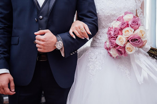 Các trinh sát đã lần tìm tất cả mối quan hệ thì phát hiện việc vợ chồng ông G. chuẩn bị cưới vợ cho con. Việc này là bình thường đối với những gia đình có con trai, con gái đã lớn. Nhưng qua nắm tình hình, lực lượng chức năng phát hiện, con dâu tương lai của ông G. có quan hệ yêu đương 7 năm với một thanh niên cùng thôn. Tuy nhiên, do tại địa phương có lệ người trong họ thì không được cưới nhau nên đôi nam nữ này phải chia tay. Lẽ nào, đây chính là nguyên nhân khiến nạn nhân bị sát hại? (Ảnh minh họa, nguồn internet)