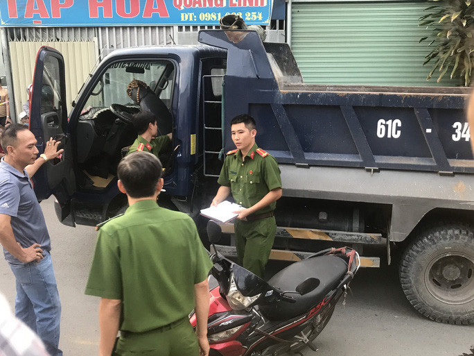 Bị vượt mặt, tài xế đánh chết người đi xe máy: Ngày 25/12, Trương Ngọc Tuấn, 26 tuổi, ngụ TP Dĩ An điều khiển xe tải đi trên đường ở TP Dĩ An, Bình Dương. Lúc này, ông Nguyễn Ngọc Lực (40 tuổi, ngụ huyện Phú Giáo, tỉnh Bình Dương) đi xe máy cùng chiều và vượt lên trước đầu xe tải của Tuấn. Tuấn đã chặn đầu xe ông Lực và lấy một cơ bida dài khoảng 70 cm trên cabin xuống đánh nhiều phát vào đầu, vai, lưng và mông làm ông Lực té ngã và chết tại chỗ.